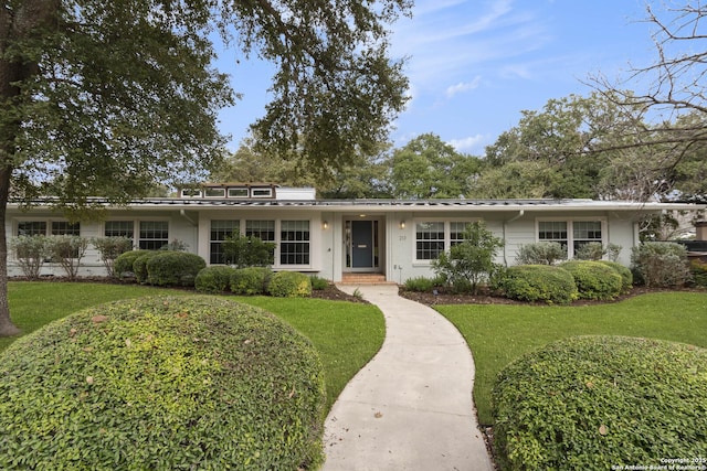 single story home with a front yard