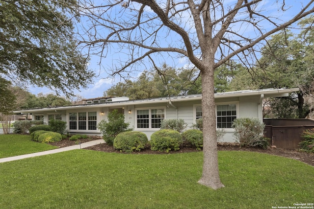 ranch-style house featuring a front lawn
