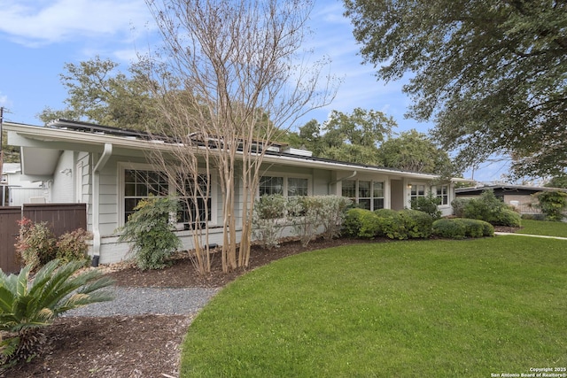 view of front of property featuring a front lawn
