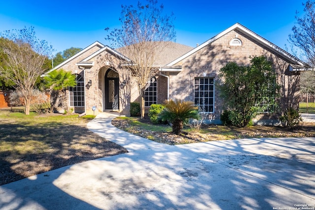 view of front of house featuring brick siding and a front yard