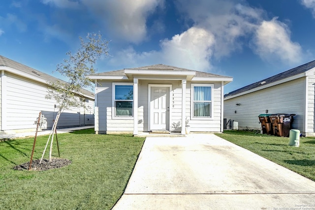 view of front of home featuring a front yard