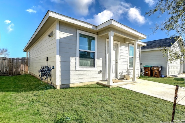 single story home featuring a front yard and fence