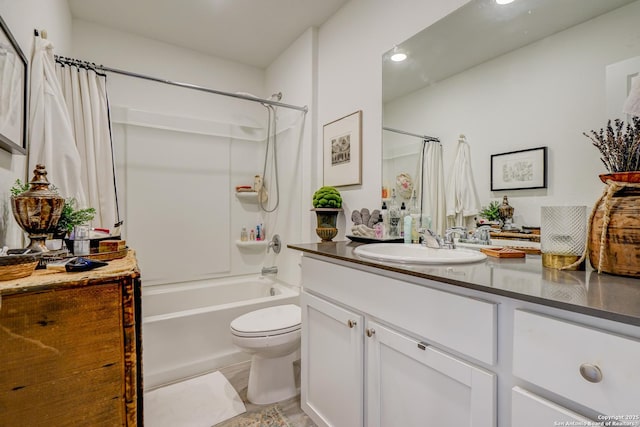 bathroom with shower / tub combo with curtain, vanity, and toilet