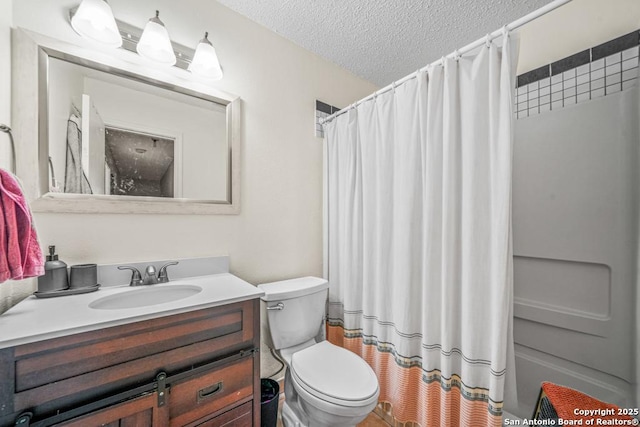 full bath with a textured ceiling, curtained shower, vanity, and toilet