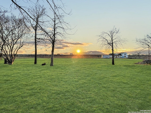 view of yard featuring a rural view