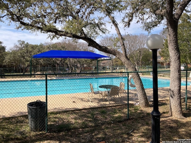 view of swimming pool with fence