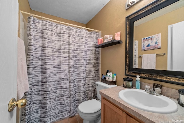 full bath with a shower with shower curtain, vanity, and toilet