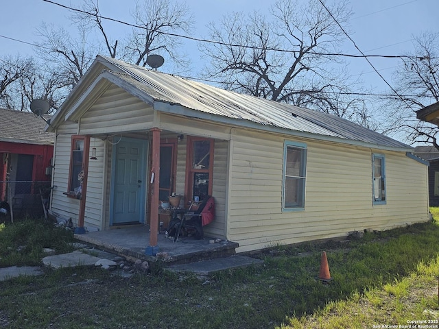 view of front of property featuring metal roof