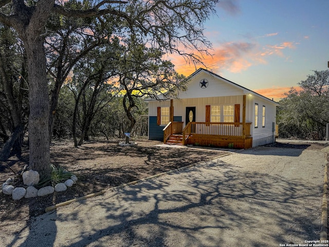 660 Skyline Dr, Bandera, TX 78003 - view of front facade featuring a porch