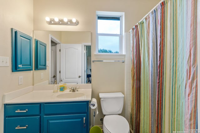 bathroom with a shower with curtain, vanity, and toilet