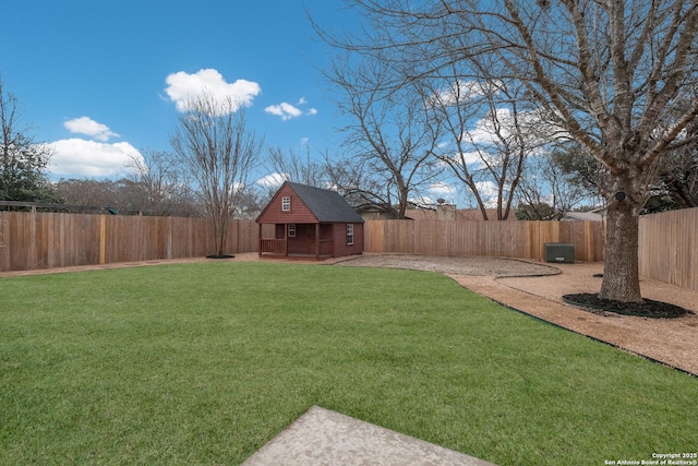 view of yard featuring an outdoor structure and a fenced backyard