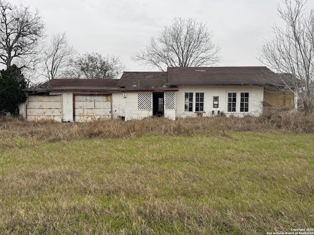 view of front of house with a garage and driveway