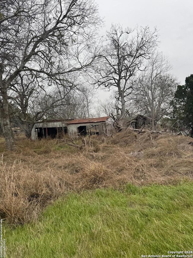 view of yard with an outdoor structure