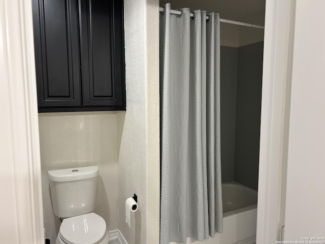 full bath with toilet and shower / tub combo with curtain