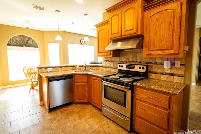 kitchen featuring visible vents, appliances with stainless steel finishes, a sink, a peninsula, and under cabinet range hood