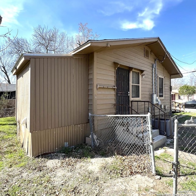 view of front facade with fence