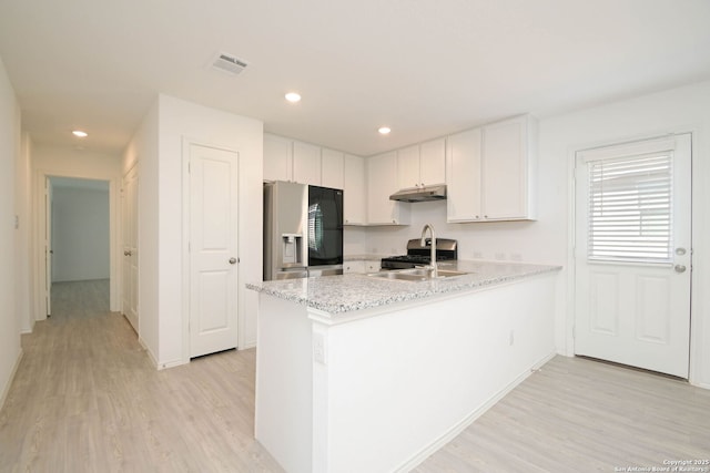 kitchen featuring visible vents, white cabinets, a peninsula, stainless steel appliances, and under cabinet range hood