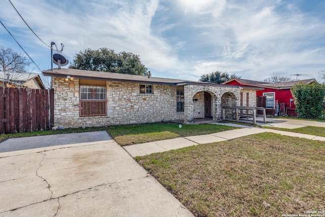 view of front of property featuring a porch, fence, and a front lawn