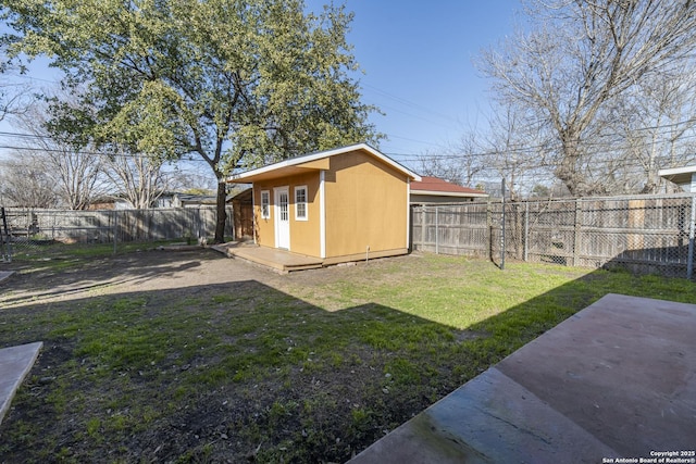 view of yard featuring an outbuilding and a fenced backyard