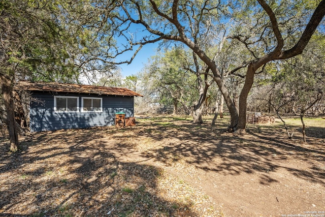 view of yard with an outdoor structure