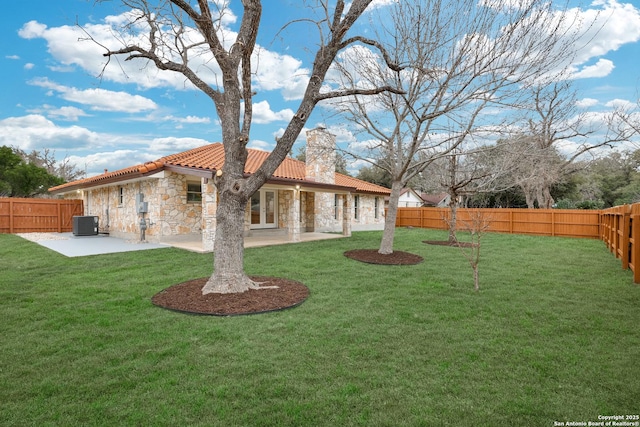 view of yard featuring a patio area, a fenced backyard, and cooling unit