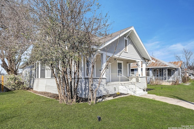 view of front facade featuring a porch and a front lawn