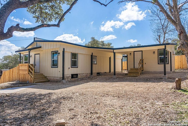 manufactured / mobile home with crawl space and fence