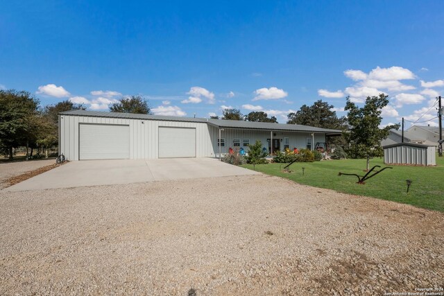 view of front of property featuring a garage, driveway, and a front lawn