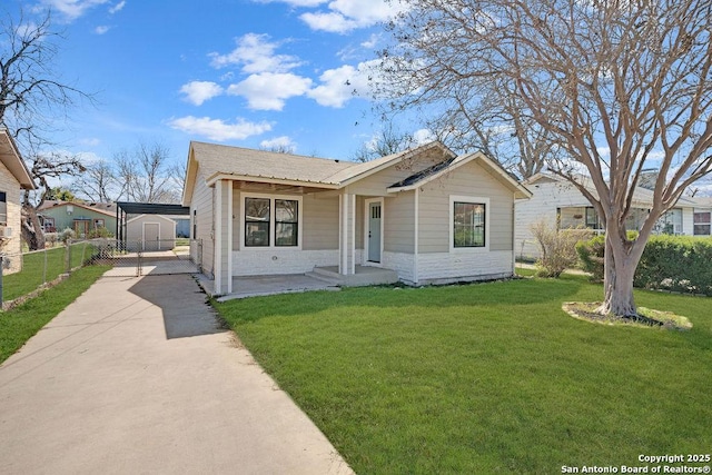 view of front of property featuring a front yard and fence