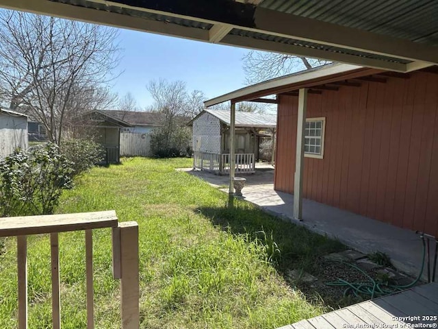 view of yard featuring an outbuilding and fence