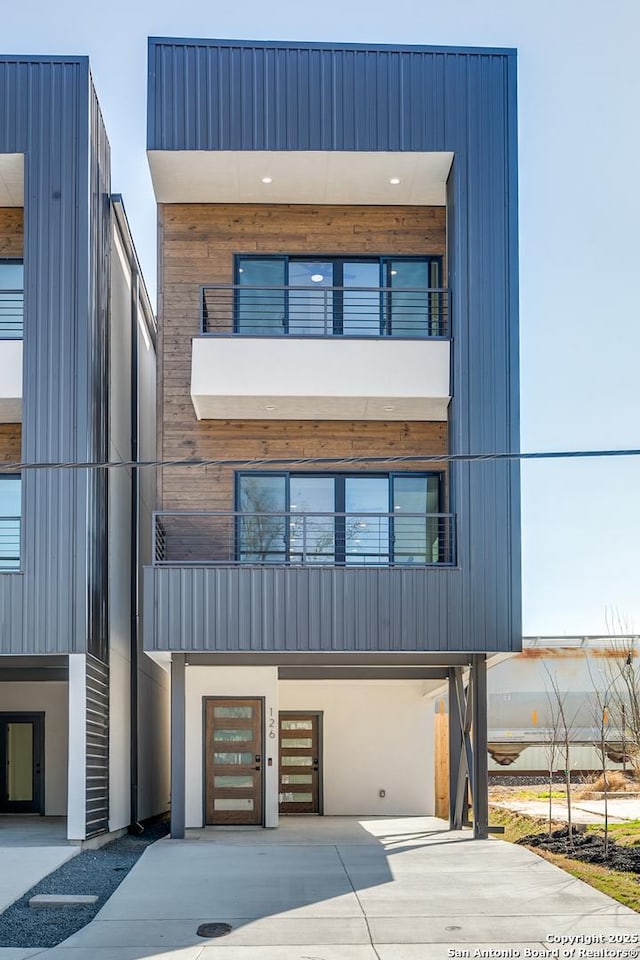 view of front facade featuring driveway and stucco siding