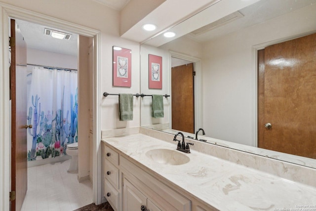 full bath featuring toilet, visible vents, a shower with shower curtain, and vanity