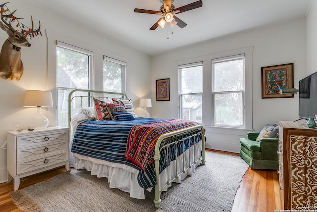 bedroom featuring light wood-style flooring and a ceiling fan