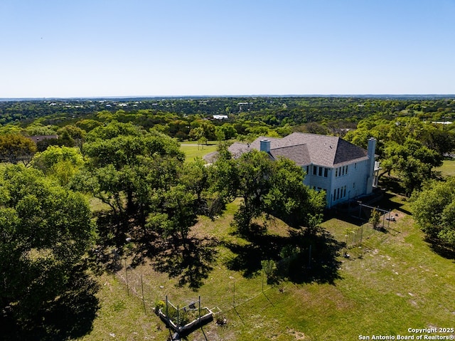 birds eye view of property featuring a forest view