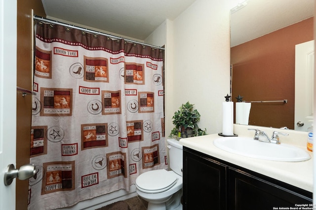 bathroom featuring a shower with shower curtain, vanity, and toilet