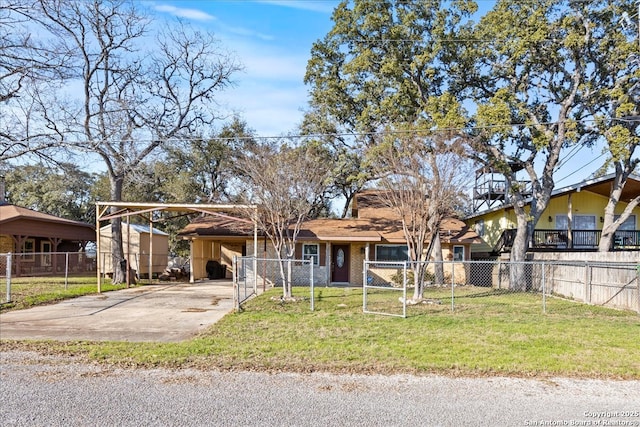 view of front of property featuring driveway, a fenced front yard, and a front lawn