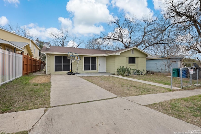 view of front of property featuring fence and a front lawn