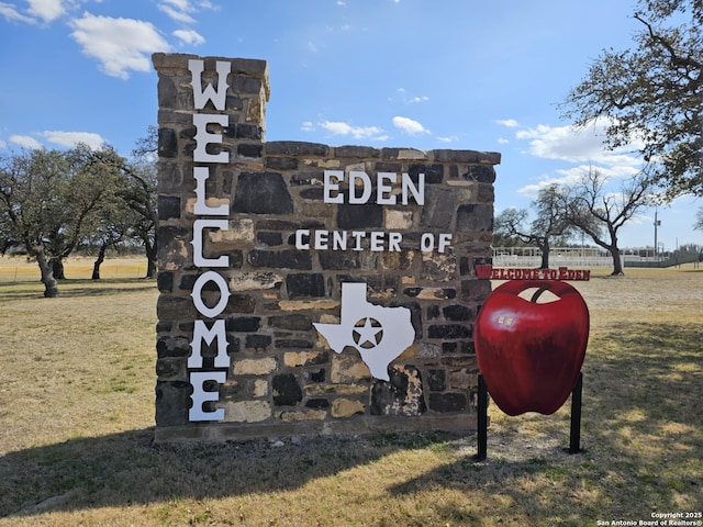 community / neighborhood sign featuring a lawn