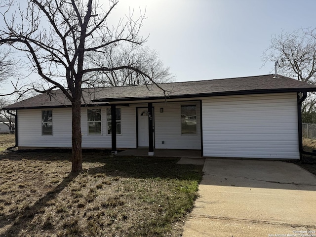 ranch-style home with a front yard