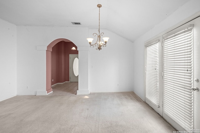 spare room with arched walkways, lofted ceiling, light carpet, visible vents, and an inviting chandelier