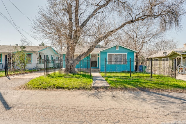 view of front of house featuring a fenced front yard