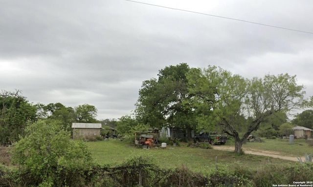 view of yard with an outdoor structure