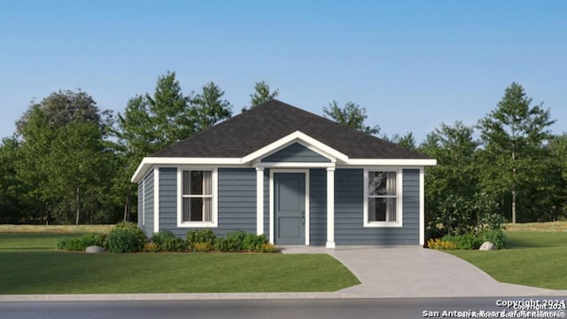 view of front of home featuring roof with shingles and a front yard