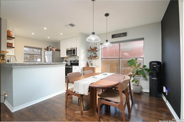 dining room featuring dark wood-style floors, recessed lighting, visible vents, and baseboards