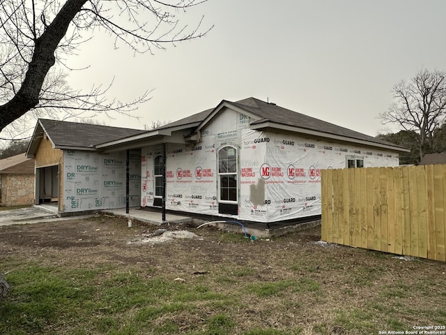 view of front facade with fence