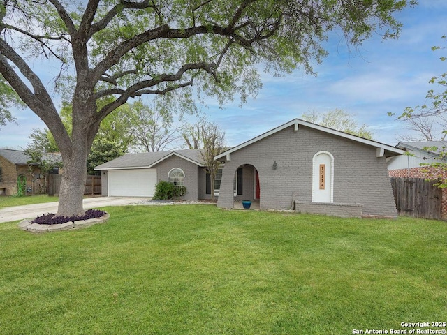 view of front of house with driveway, a garage, fence, and a front yard