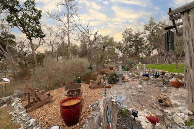 view of yard at dusk