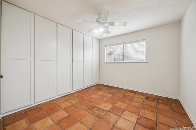 unfurnished room with a textured ceiling and ceiling fan