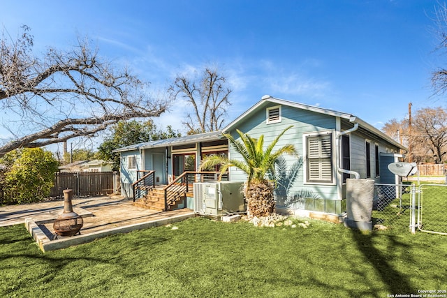 view of front of home featuring a gate, fence, and a front lawn