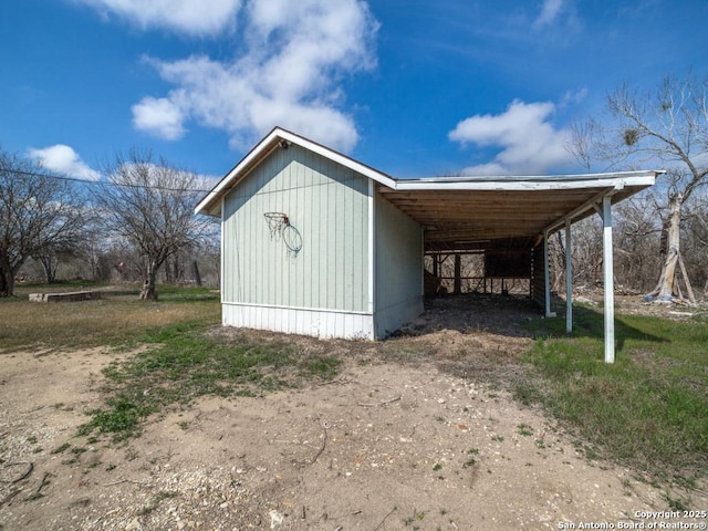 view of outdoor structure with driveway